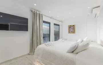 Modern 5-Bedroom Villa with Pool in Kaštelir