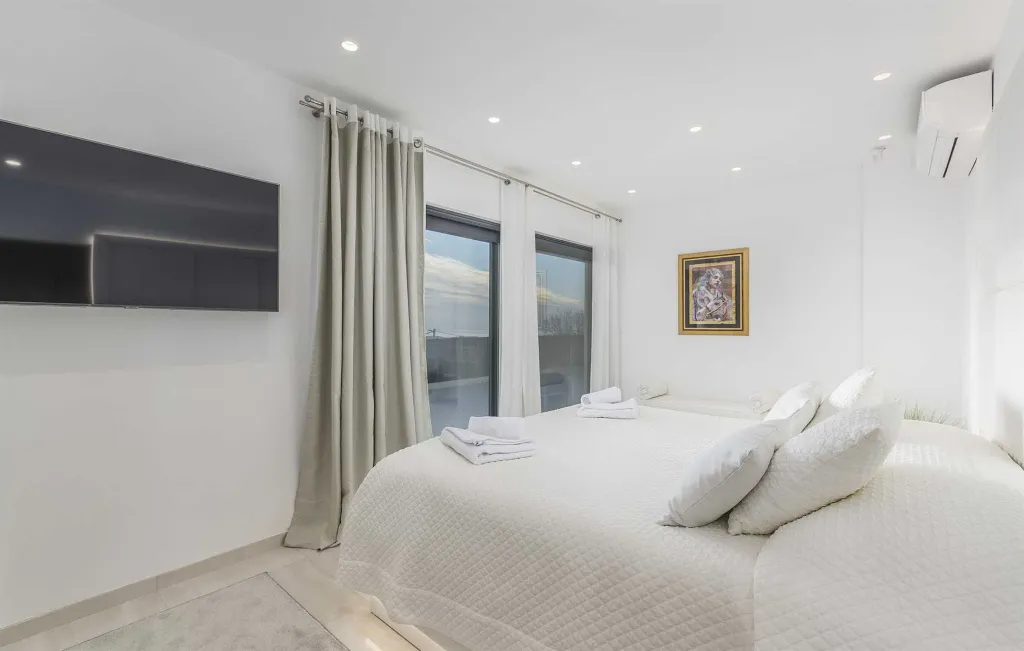 Modern 5-Bedroom Villa with Pool in Kaštelir