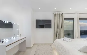 Modern 5-Bedroom Villa with Pool in Kaštelir