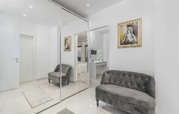 Modern 5-Bedroom Villa with Pool in Kaštelir