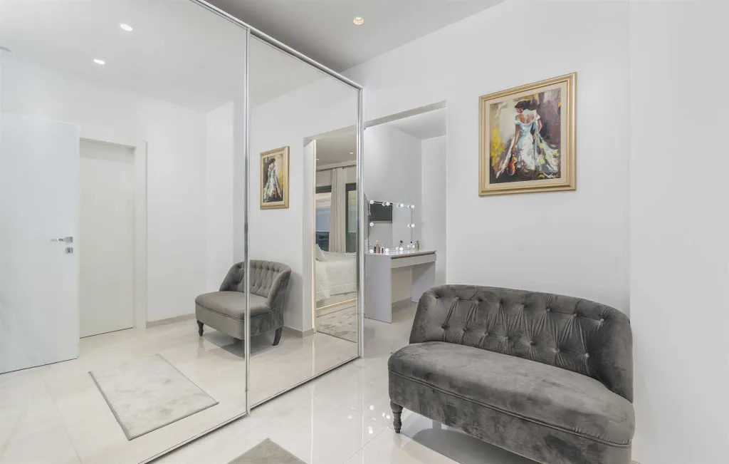 Modern 5-Bedroom Villa with Pool in Kaštelir