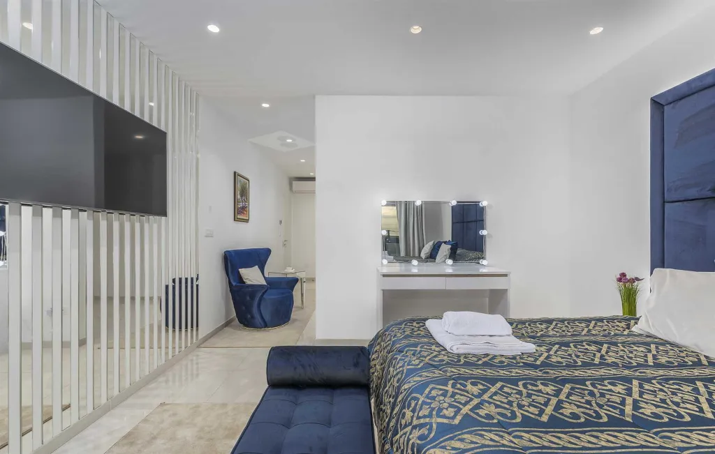 Modern 5-Bedroom Villa with Pool in Kaštelir
