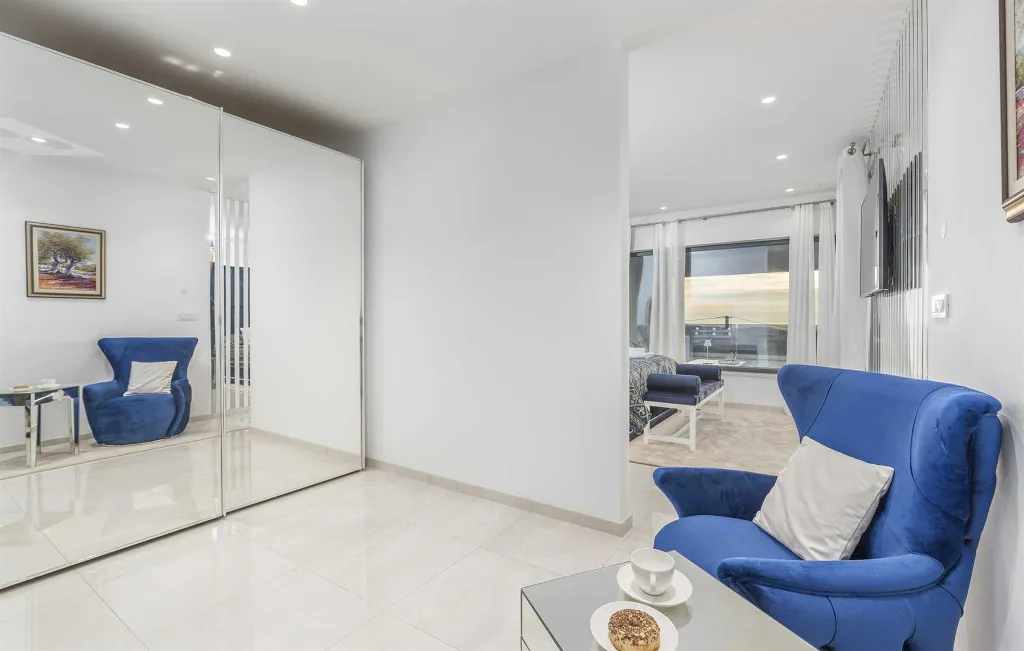 Modern 5-Bedroom Villa with Pool in Kaštelir