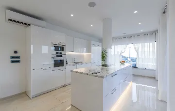 Modern 5-Bedroom Villa with Pool in Kaštelir