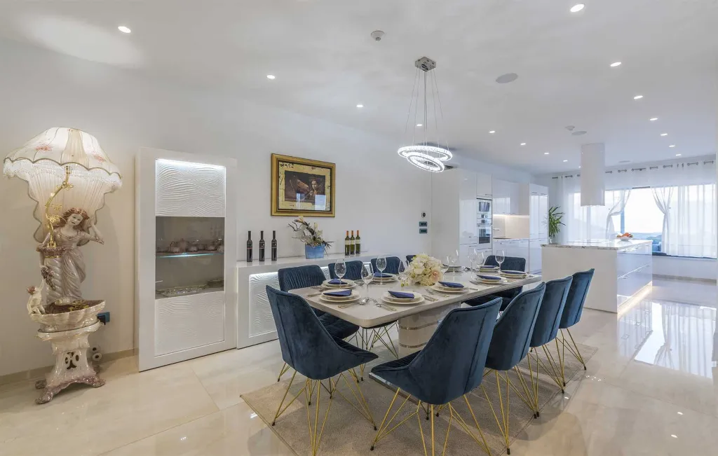 Modern 5-Bedroom Villa with Pool in Kaštelir