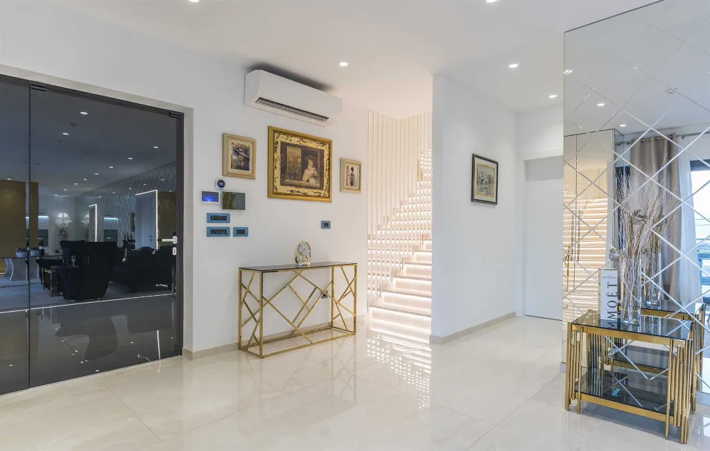 Modern 5-Bedroom Villa with Pool in Kaštelir