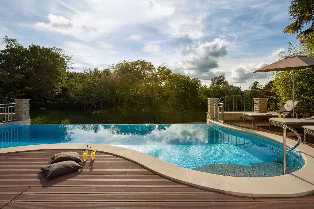 Spacious Villa with Pool and Tennis Court in Labin