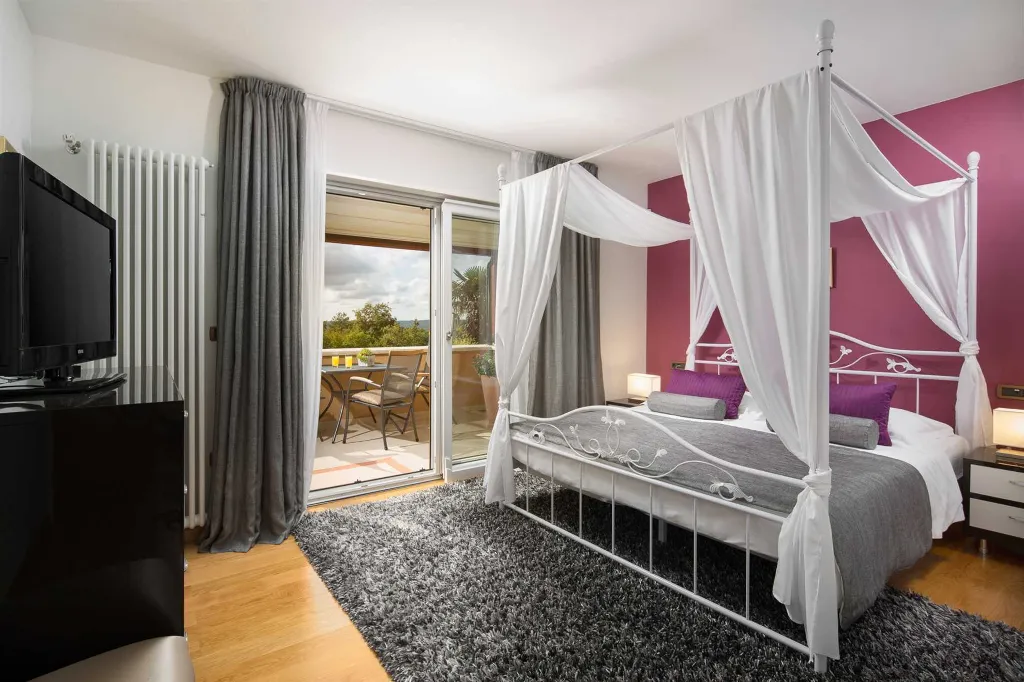 Spacious Villa with Pool and Tennis Court in Labin
