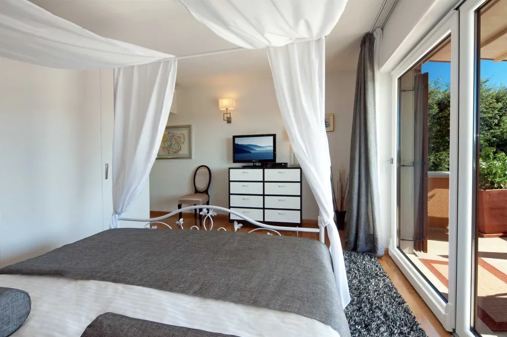Spacious Villa with Pool and Tennis Court in Labin