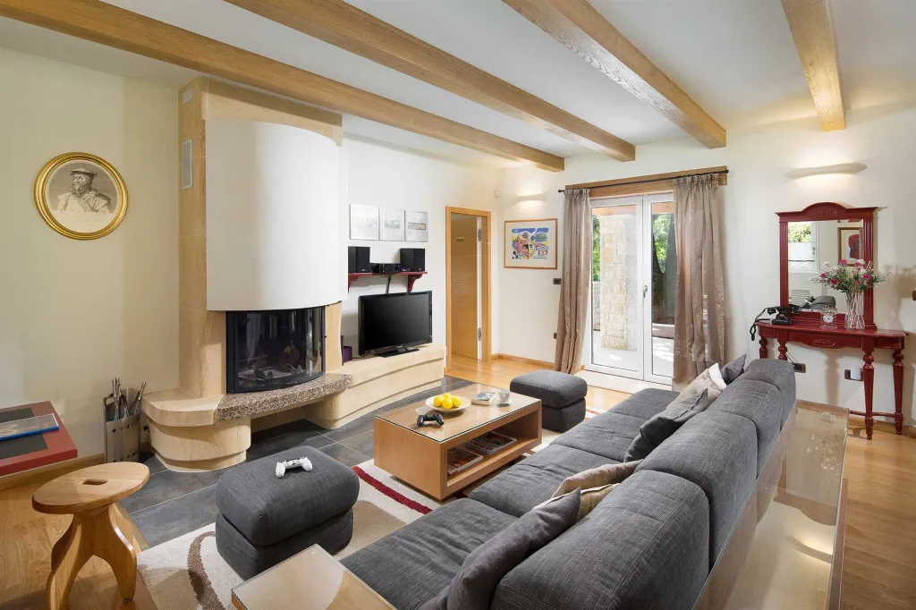 Spacious Villa with Pool and Tennis Court in Labin
