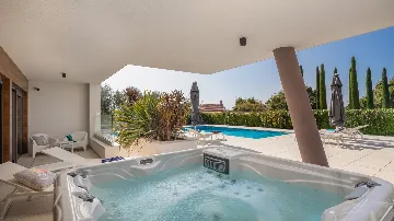 Modern 6-Bedroom Villa with Pool near Vodnjan