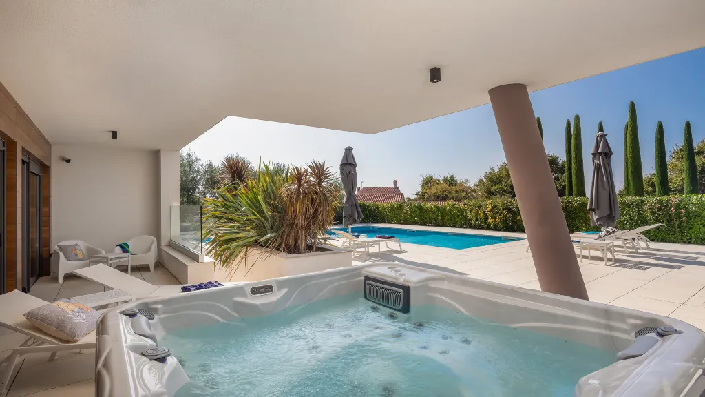 Modern 6-Bedroom Villa with Pool near Vodnjan