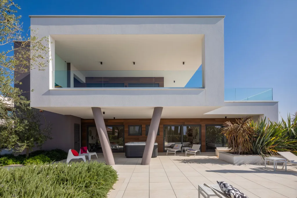 Modern 6-Bedroom Villa with Pool near Vodnjan