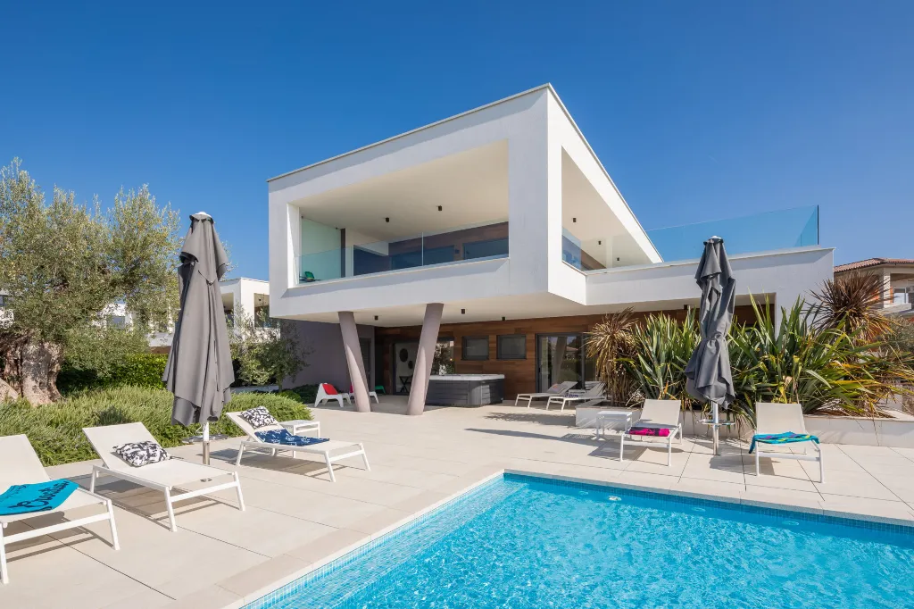 Modern 6-Bedroom Villa with Pool near Vodnjan