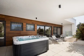 Modern 6-Bedroom Villa with Pool near Vodnjan