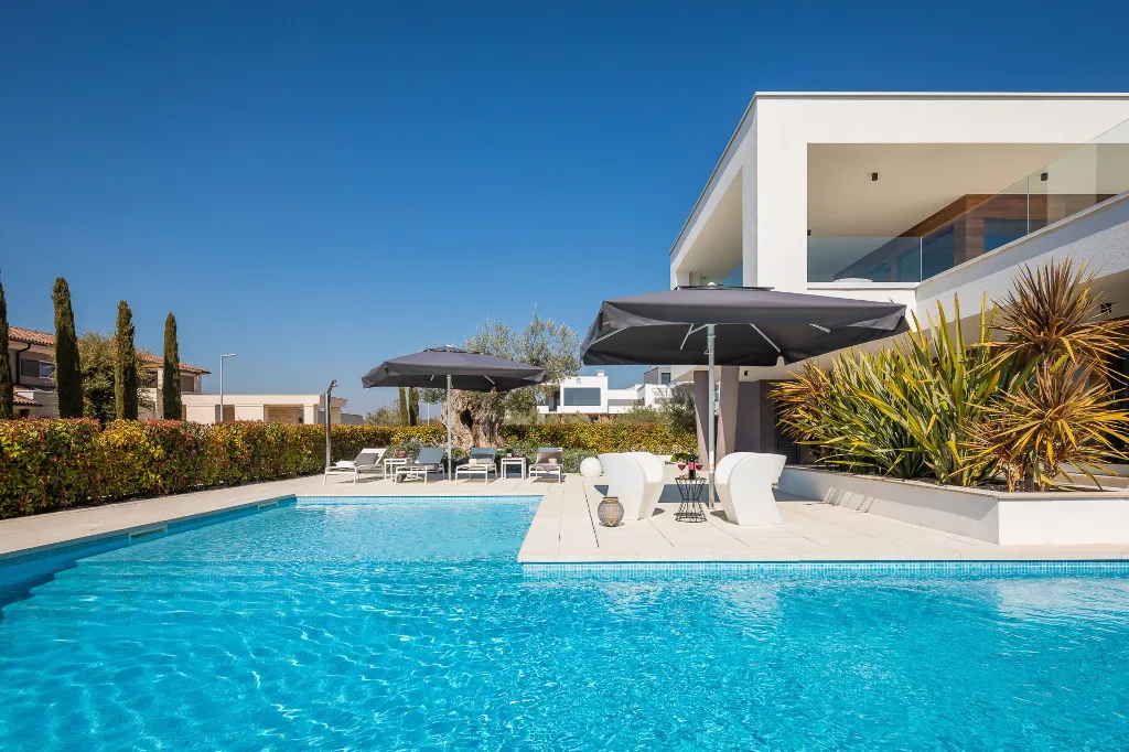 Modern 6-Bedroom Villa with Pool near Vodnjan