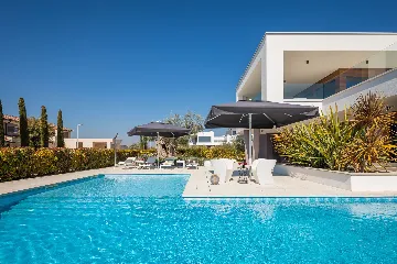 Modern 6-Bedroom Villa with Pool near Vodnjan