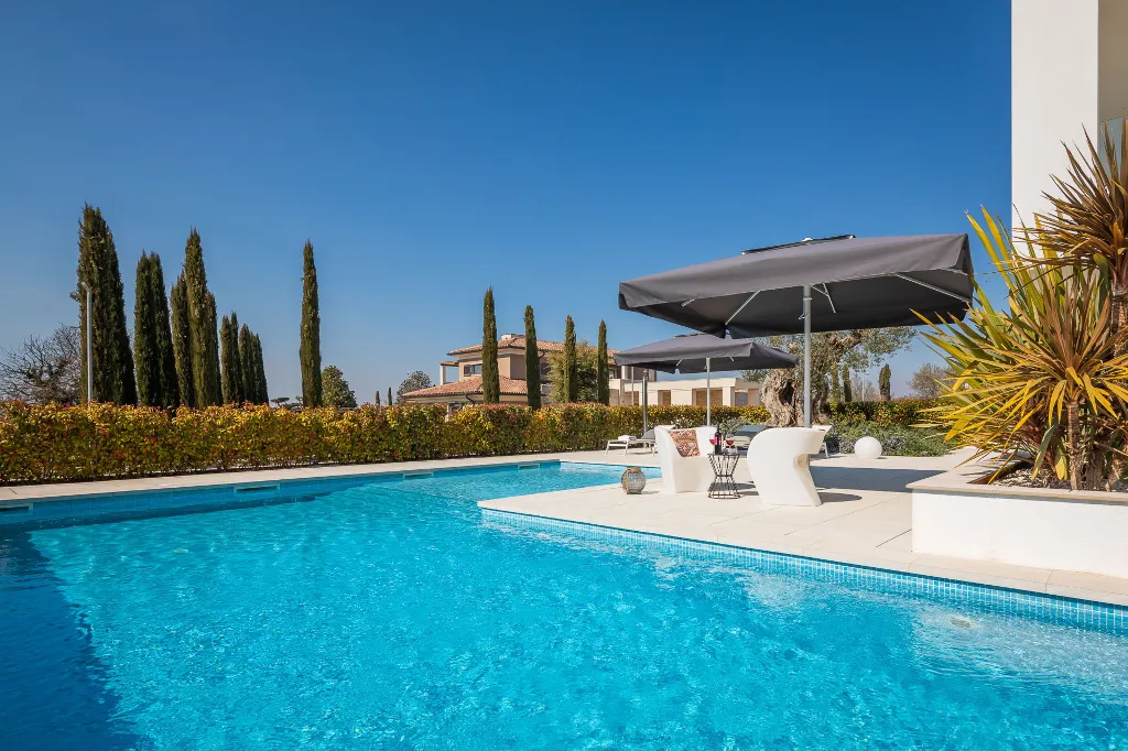 Modern 6-Bedroom Villa with Pool near Vodnjan