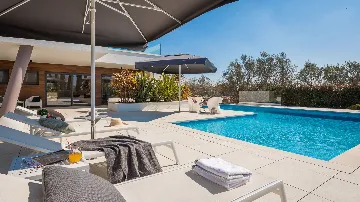 Modern 6-Bedroom Villa with Pool near Vodnjan