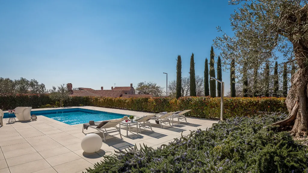 Modern 6-Bedroom Villa with Pool near Vodnjan