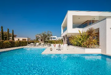 Modern 6-Bedroom Villa with Pool near Vodnjan