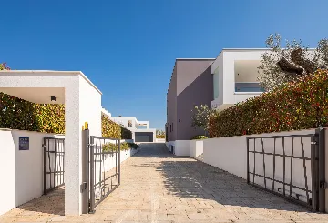 Modern 6-Bedroom Villa with Pool near Vodnjan