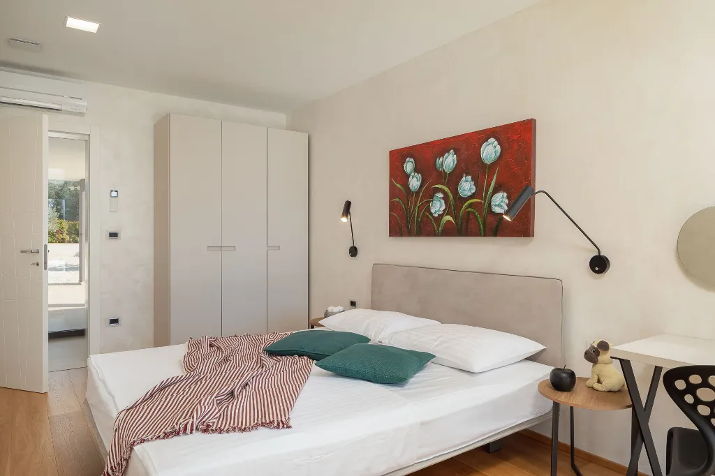 Modern 6-Bedroom Villa with Pool near Vodnjan