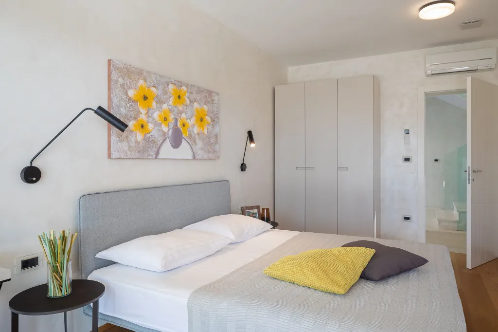 Modern 6-Bedroom Villa with Pool near Vodnjan