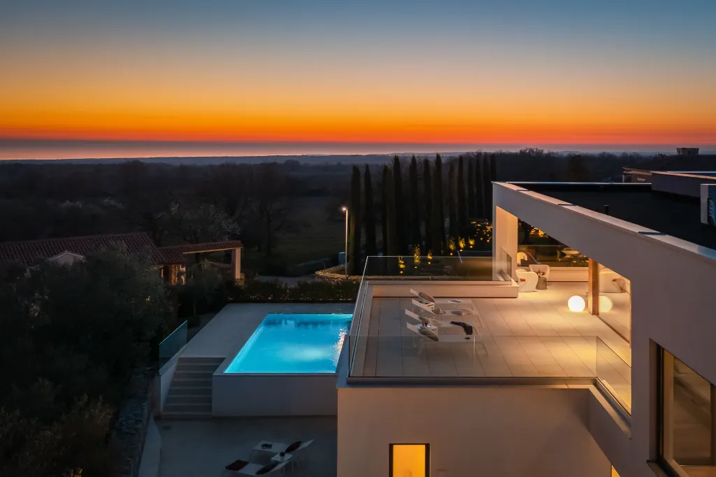 Modern 6-Bedroom Villa with Pool near Vodnjan