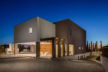 Modern 6-Bedroom Villa with Pool near Vodnjan