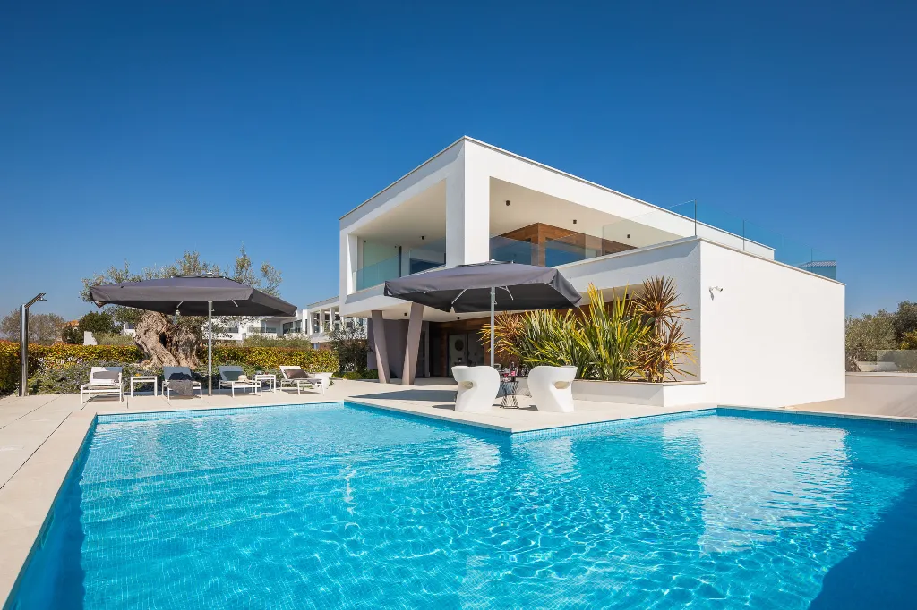 Modern 6-Bedroom Villa with Pool near Vodnjan