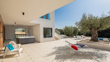 Contemporary Villa Retreat with Pool in Vodnjan