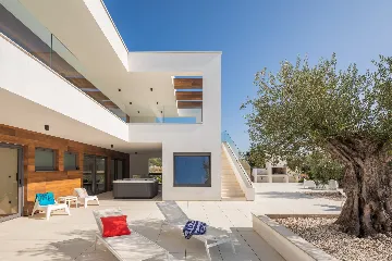 Contemporary Villa Retreat with Pool in Vodnjan