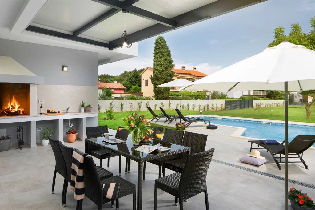 Contemporary Villa with Pool and Garden in Medulin