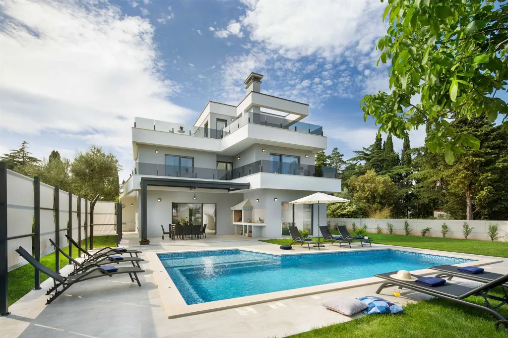 Contemporary Villa with Pool and Garden in Medulin