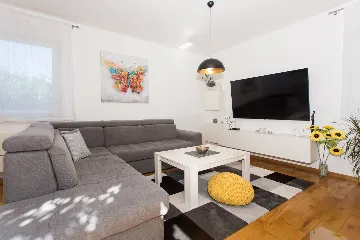 Modern Family Villa with Pool in Kaštel Sućurac