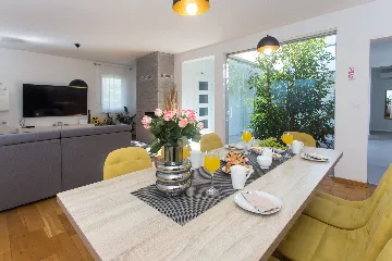 Modern Family Villa with Pool in Kaštel Sućurac