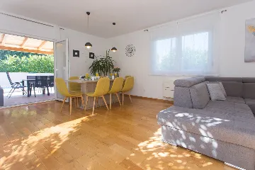 Modern Family Villa with Pool in Kaštel Sućurac