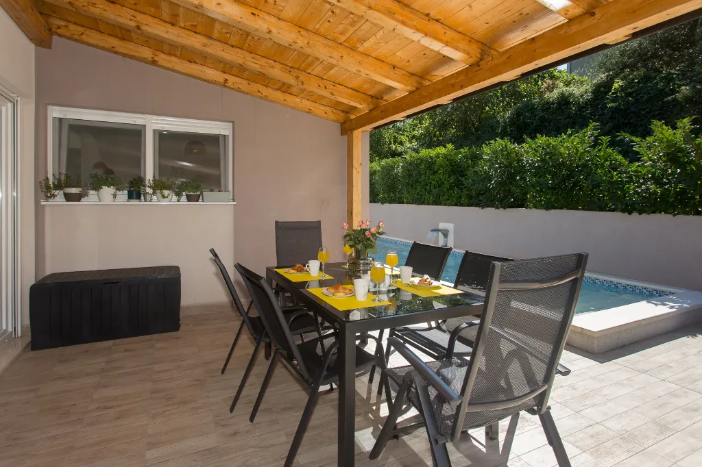 Modern Family Villa with Pool in Kaštel Sućurac