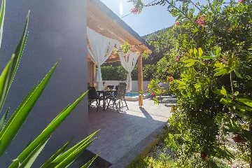 Modern Family Villa with Pool in Kaštel Sućurac