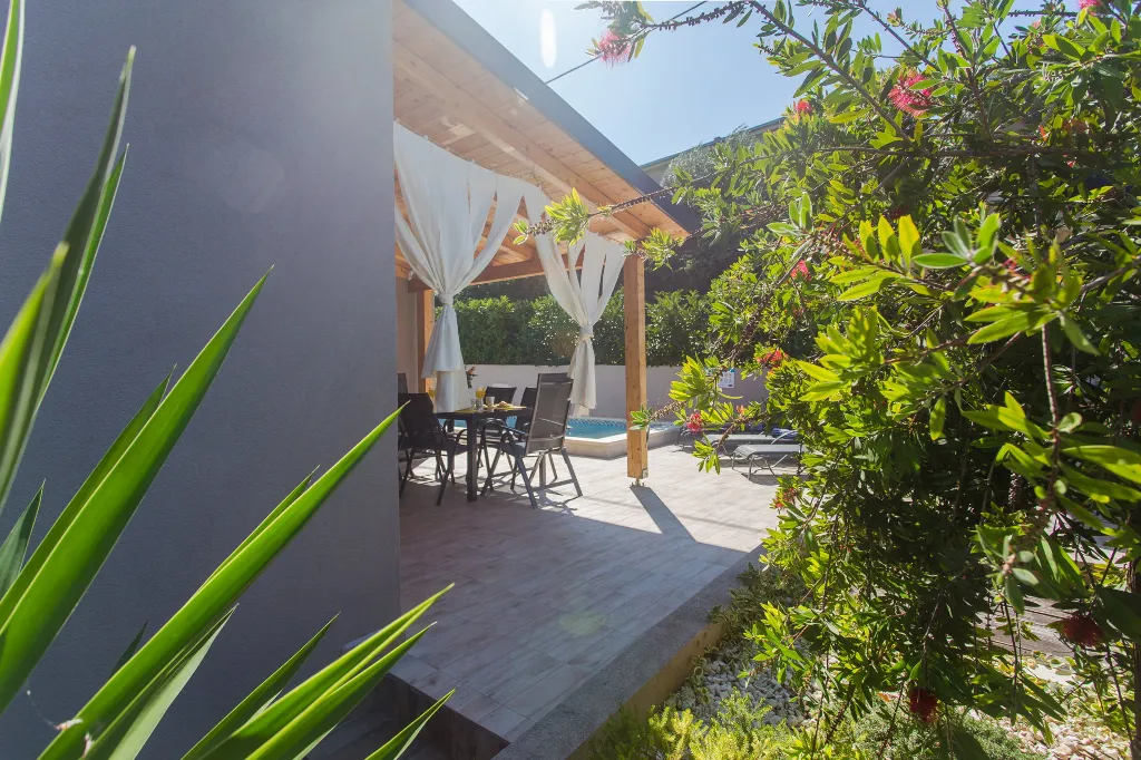Modern Family Villa with Pool in Kaštel Sućurac