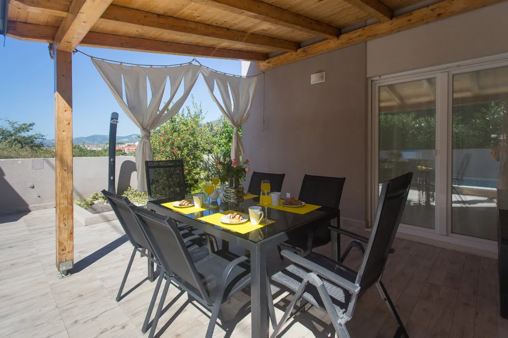 Modern Family Villa with Pool in Kaštel Sućurac