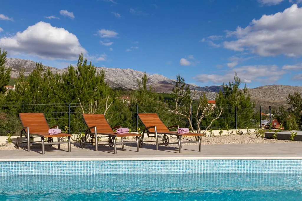 Contemporary Villa with Pool in Žrnovnica