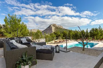 Contemporary Villa with Pool in Žrnovnica