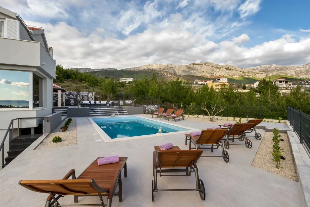 Contemporary Villa with Pool in Žrnovnica