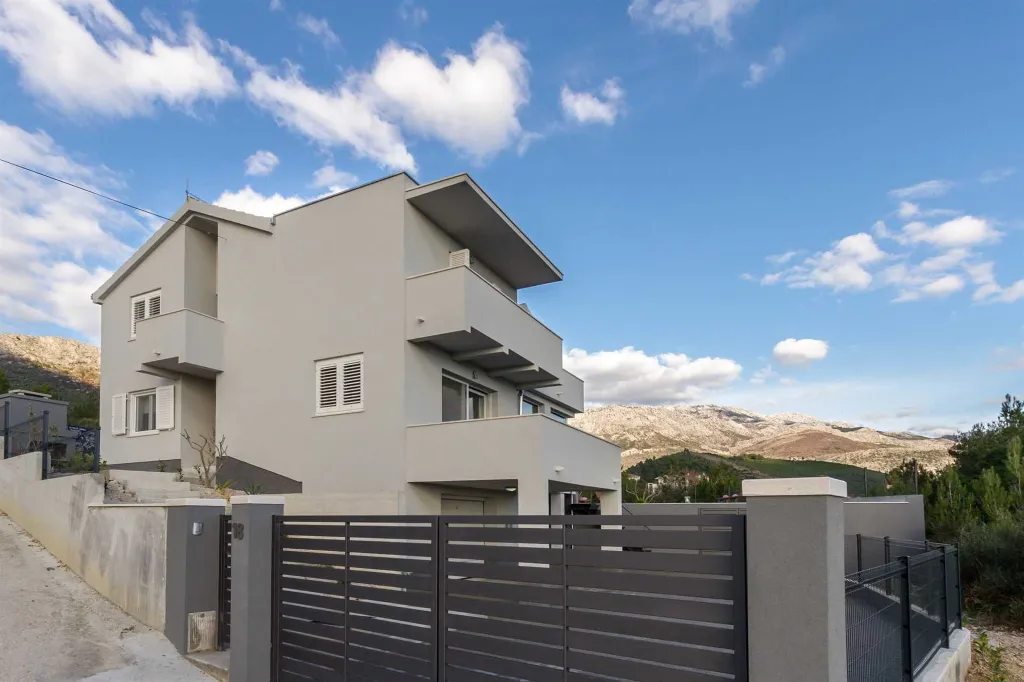 Contemporary Villa with Pool in Žrnovnica