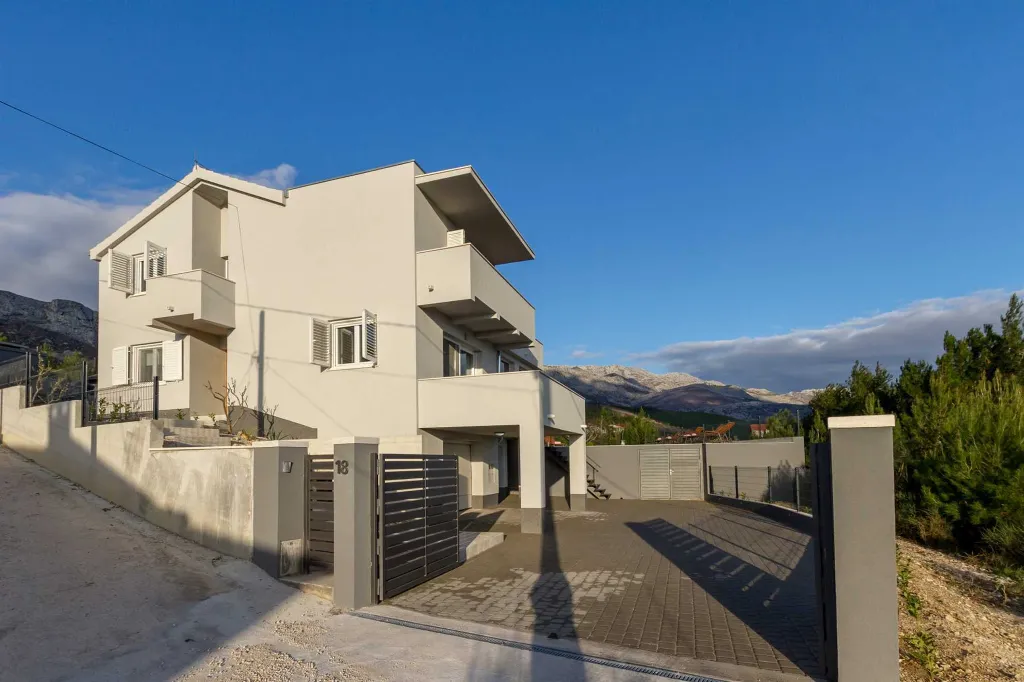 Contemporary Villa with Pool in Žrnovnica