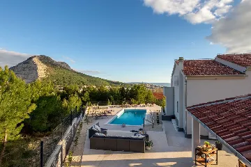 Contemporary Villa with Pool in Žrnovnica