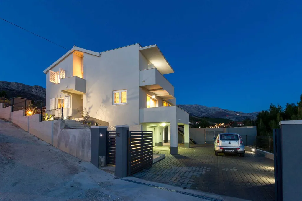 Contemporary Villa with Pool in Žrnovnica