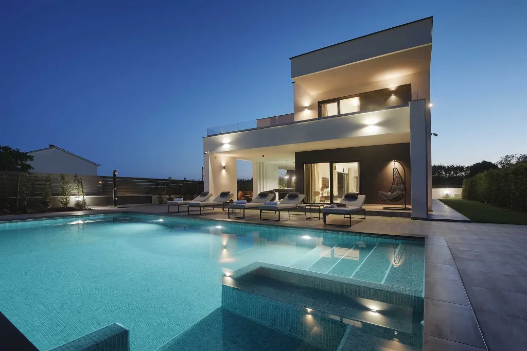 Modern Family Villa with Pool in Pula